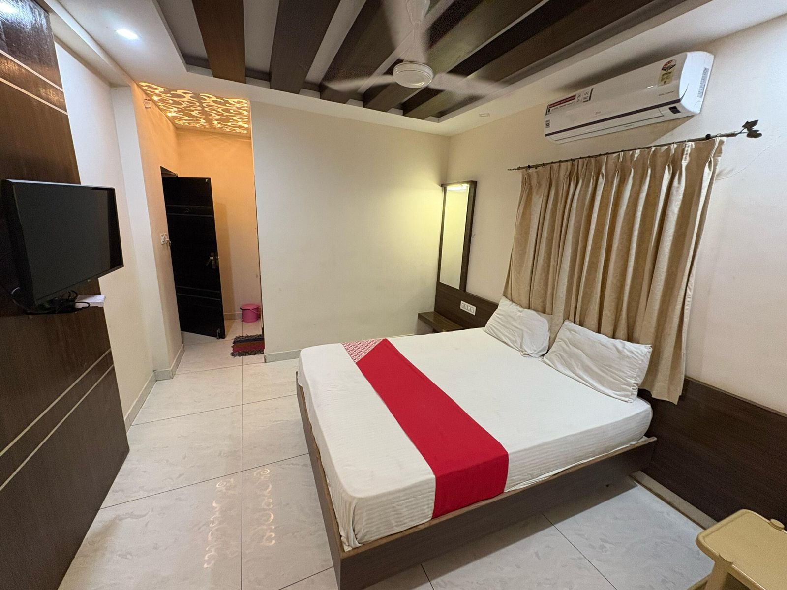 AC Room for 2 guests at Binani Bhawan Jatipura near Giriraj Ji Temple
