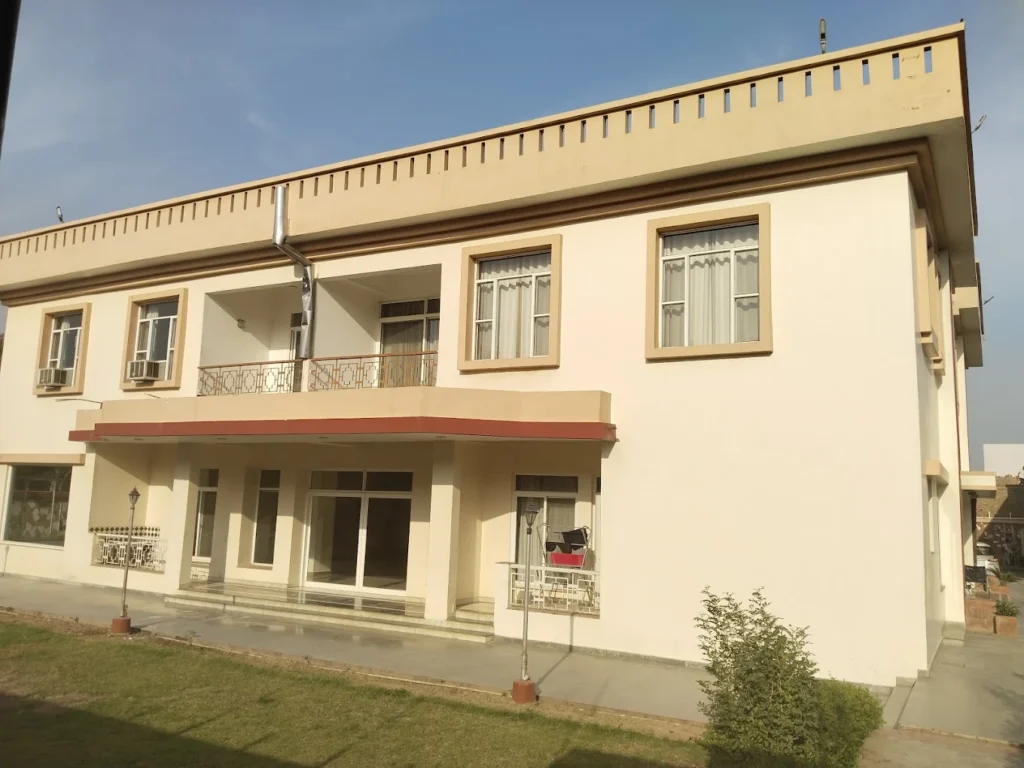 Best Place to Stay Near Govardhan Parikrama in Jatipura