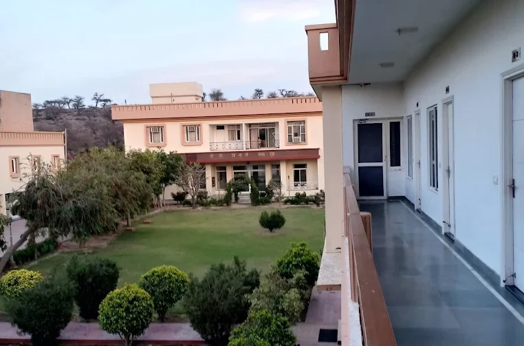 Family Stay Near Giriraj Ji Temple in Jatipura for a Comfortable Visit