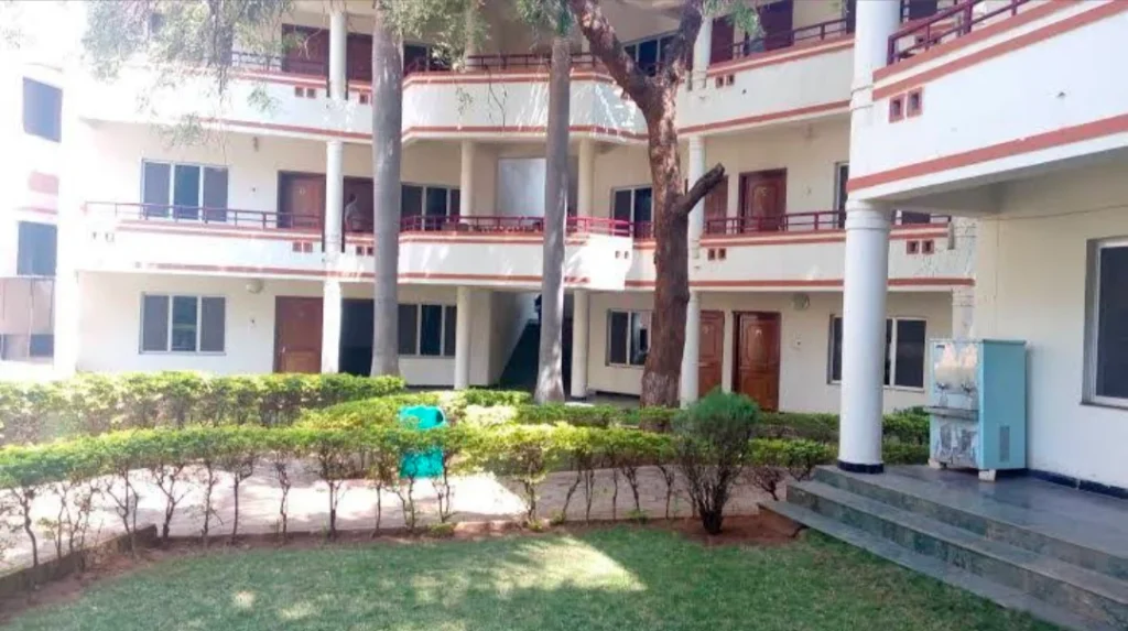 Best Guest House Near Giriraj Ji Temple in Jatipura for a Peaceful Stay